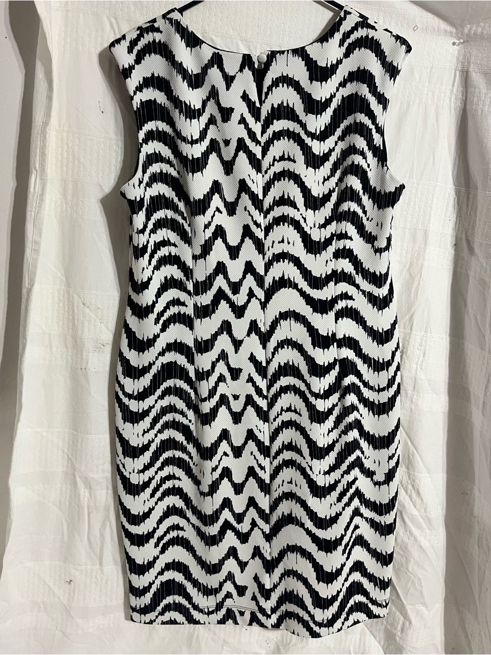 madison leigh Black Dress with White Logo Tag - Picture 4 of 4